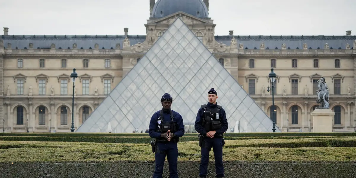 Louvre jewelry theft suspects arrested, authorities say 1 Louvre jewelry theft suspects arrested, authorities say