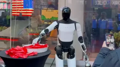Tesla's Optimus robot distributes candy in Times Square 5 Tesla's Optimus robot distributes candy in Times Square